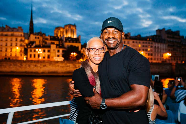 Passeio de barco noturno