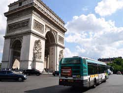 Autobus a Parigi, Arco di Trionfo