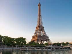 Vista da Torre Eiffel do barco