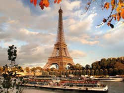 Torre Eiffel é um dos monumentos mais icônicos da Paris
