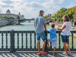 Família observando as margens do rio Sena