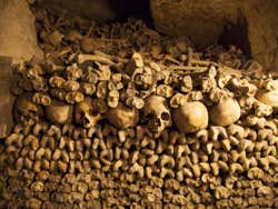 Ossos amontoados nas catacumbas