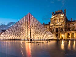 Museu do Louvre iluminado