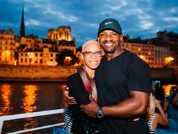 Passeio de barco noturno