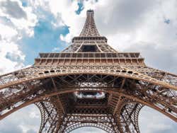 Vista de la Torre Eiffel desde abajo