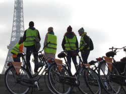 Contemplando a Torre Eiffel de bicicleta