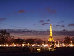 A Torre Eiffel ao entardecer