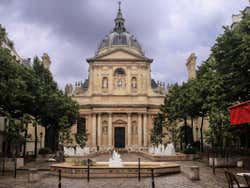 Edifício histórico da Universidade Sorbonne 
