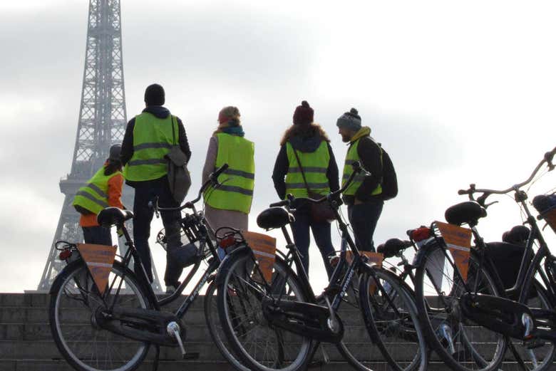 Contemplando a Torre Eiffel de bicicleta