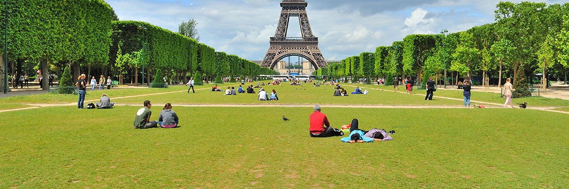 Campo De Marte El Jardin Situado A Los Pies De La Torre Eiffel