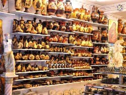 Tienda de regalos en la calle Adrianou