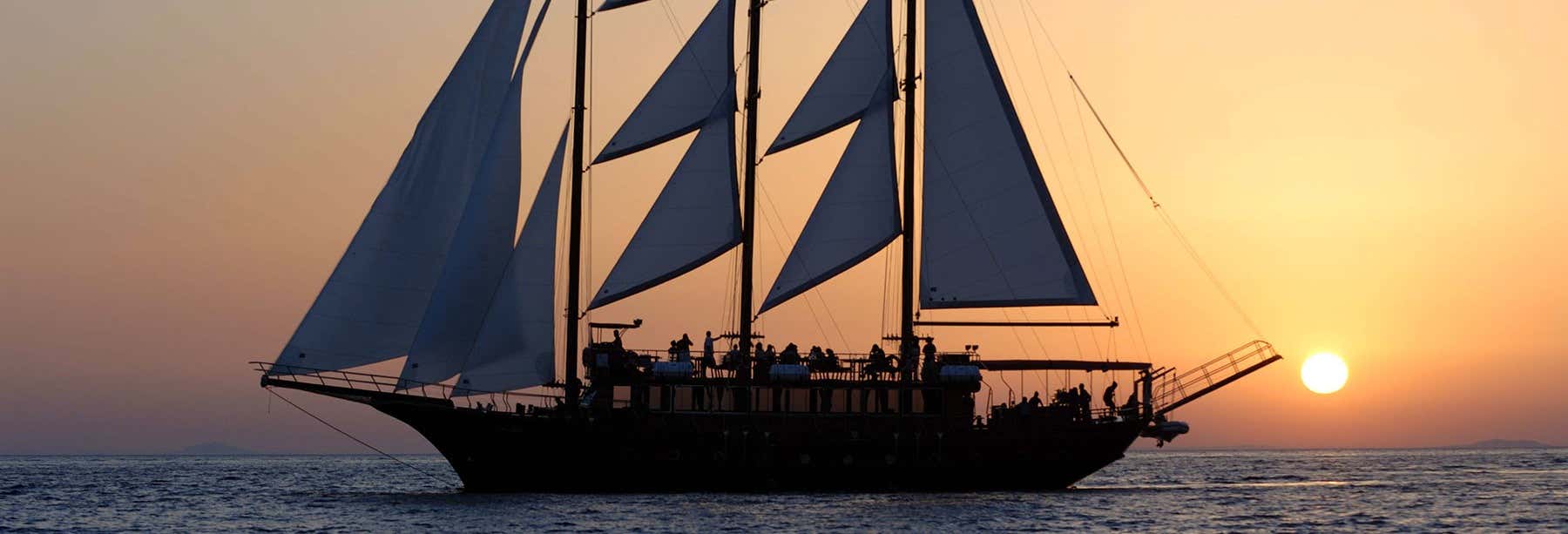 Excursión en barco por Santorini al atardecer