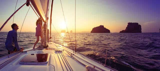 Paseo en barco al atardecer con barbacoa