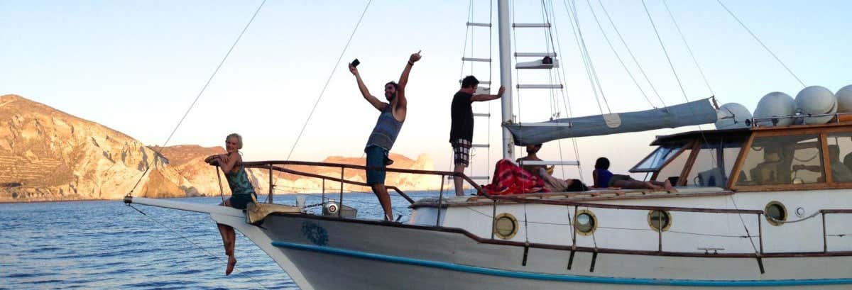 Paseo en barco tradicional por la Caldera de Santorini