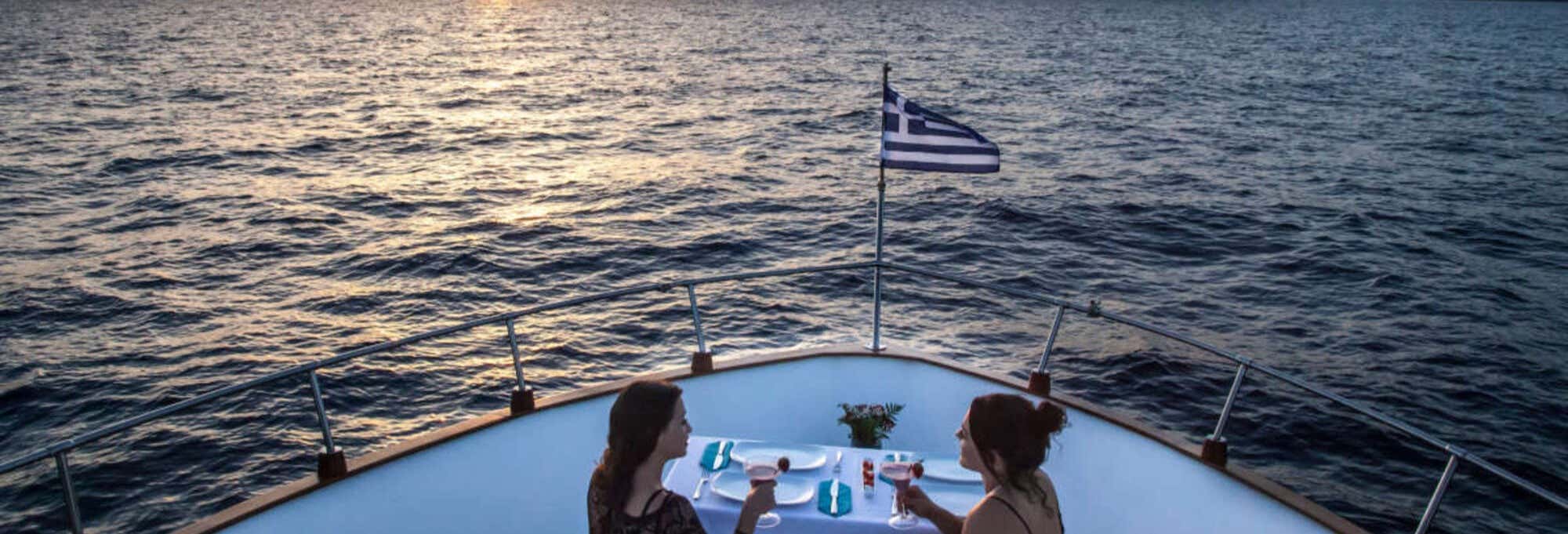 Paseo en yate con cena por Santorini