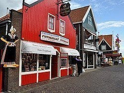 Tienda de fotografías en trajes tradicionales en Volendam