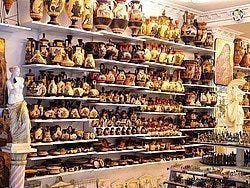 Tienda de regalos en la calle Adrianou