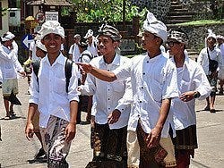 Jóvenes con ropa tradicional