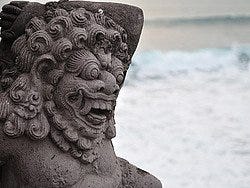 Estatua en Tanah Lot