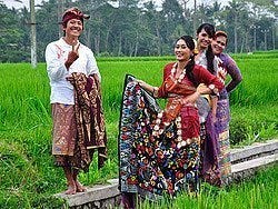 Gente de Bali posando para la cámara