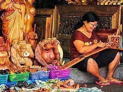 Artista en mercado tradicional