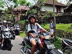 Niños conduciendo motos en Bali