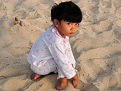 Niña en la playa de Jimbaran