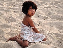 Niña en la playa de Jimbaran
