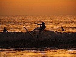 Surfistas en la playa de Kuta al atardecer