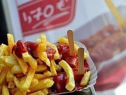 Currywurst con patatas fritas