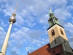 Fernsehturm e Iglesia Marienkirche