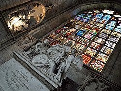 Catedral de Bruselas, vidriera y tumba
