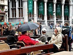 Tiempo lluvioso en Bruselas, terrazas