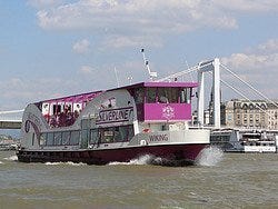 Barco recorriendo el Danubio
