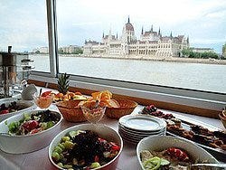 Buffet durante el paseo en barco con comida