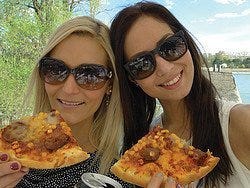 Disfrutando de una pizza en el Danubio