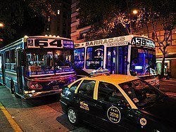 Autobuses recorriendo Buenos Aires