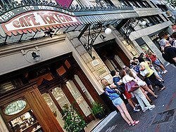 Café Tortoni y sus interminables colas