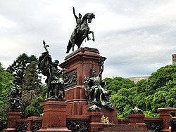Plaza General San Martín, monumento al general