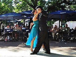 Bailarines de tango en la Plaza Dorrego