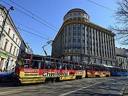 Tranvía recorriendo Cracovia