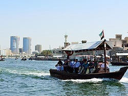 Abra cruzando Dubai Creek