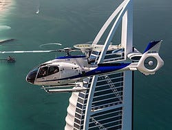 Helicóptero sobrevolando Dubai