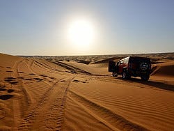 Atardecer en el desierto desde un Hummer H2