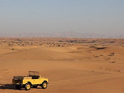 Recorriendo el desierto en un Land Rover histórico