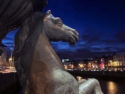 Estatua en la orilla del río Liffey