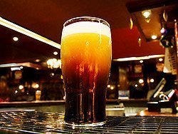 Pinta de cerveza en un pub irlandés