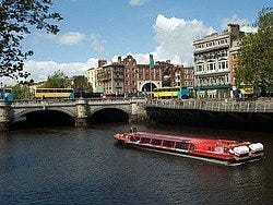 Recorriendo el río Liffey en barco
