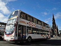 Autobús recorriendo Princes Street