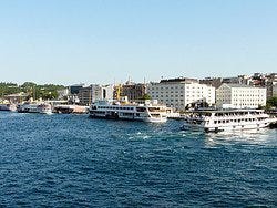Barcos en el muelle de Eminonu